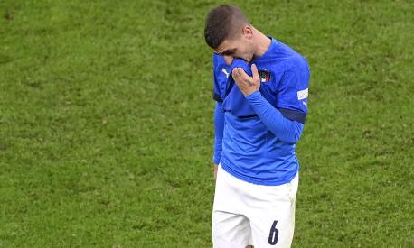 epa09509893 Marco Verratti of Italy leaves the pitch after being subistitute during the UEFA Nations League semi final soccer match between Italy and Spain in Milan, Italy, 06 October 2021.  EPA/Marco Betorello / POOL