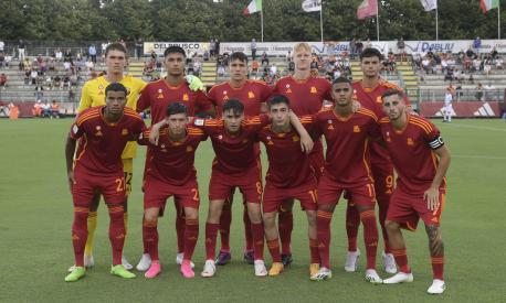ROME, ITALY - AUGUST 28: The players of AS Roma line up before the under 19 championship match between AS Roma v ACF Fiorentina at Centro Sportivo Fulvio Bernardini on August 28, 2023 in Rome, Italy. (Photo by Luciano Rossi/AS Roma via Getty Images)