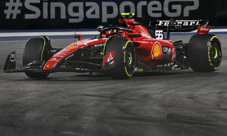 Ferrari's Spanish driver Carlos Sainz Jr drives during the Singapore Formula One Grand Prix night race at the Marina Bay Street Circuit in Singapore on September 17, 2023. (Photo by ROSLAN RAHMAN / AFP)