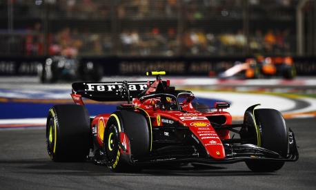 SINGAPORE, SINGAPORE - SEPTEMBER 17: Carlos Sainz of Spain driving (55) the Ferrari SF-23 on track during the F1 Grand Prix of Singapore at Marina Bay Street Circuit on September 17, 2023 in Singapore, Singapore. (Photo by Rudy Carezzevoli/Getty Images)