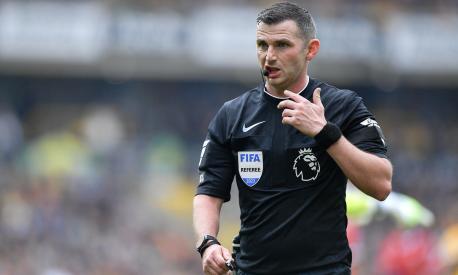 epa10864131 Referee Michael Oliver during the English Premier League match between Wolverhampton Wanderers and Liverpool FC in Wolverhampton, Britain, 16 September 2023.  EPA/VINCE MIGNOTT EDITORIAL USE ONLY. No use with unauthorized audio, video, data, fixture lists, club/league logos or 'live' services. Online in-match use limited to 120 images, no video emulation. No use in betting, games or single club/league/player publications