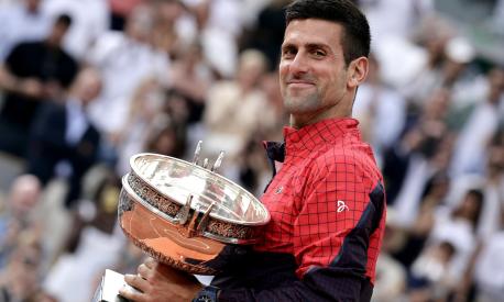 epa10685629 Novak Djokovic of Serbia poses with the  Coupe des Mousquetaires after winning against Casper Ruud of Norway in their Men's final match during the French Open Grand Slam tennis tournament at Roland Garros in Paris, France, 11 June 2023.  EPA/CHRISTOPHE PETIT TESSON