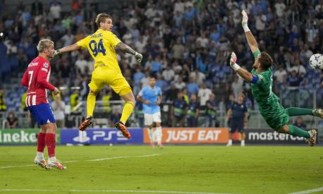 Lazio's goalkeeper Ivan Provedel, center, scores his side's opening goal during a Champions League group E soccer match between Lazio and Atletico Madrid, at Rome's Olympic Stadium, Tuesday, Sept. 19, 2023. (AP Photo/Andrew Medichini)