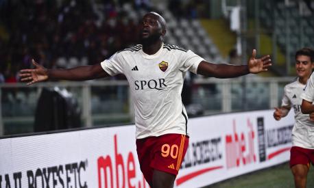 Torino, Italy. 24th Sep, 2023. Romelu Lukaku of As Roma celebrates after  scoring his team's first goal during the Serie A match beetween Torino Fc  and As Roma at Stadio Olimpico on