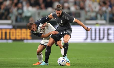 TURIN, ITALY - SEPTEMBER 26: Alexis Blin of US Lecce tussles with Adrien Rabiot of Juventus during the Serie A TIM match between Juventus and US Lecce at Allianz Stadium on September 26, 2023 in Turin, Italy. (Photo by Jonathan Moscrop/Getty Images)