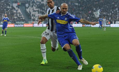 TURIN, ITALY - DECEMBER 04: Arturo Vidal (L) of Juventus FC challenges Guillermo Rodriguez of AC Cesena during the Serie A match between Juventus FC and AC Cesena at Juventus Stadium on December 4, 2011 in Turin, Italy. (Photo by Valerio Pennicino/Getty Images)