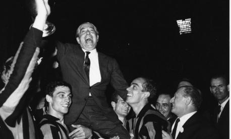1964 FINALE COPPA DEI CAMPIONI 1963/64 AL PRATER DI VIENNA - INTER VS REAL MADRID 3-1 FESTEGGIAMENTI VITTORIA. IL PRESIDENTE ANGELO MORATTI PORTATO IN TRIONFO DAI GIOCATORI Pubbl L'Occhio 22/02/1995