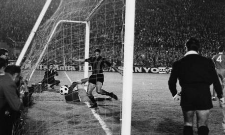 Coppa dei Campioni 1964 1965. Inter Liverpool 3 a 0. Jair ribatte la palla in rete dopo il gol di Corso