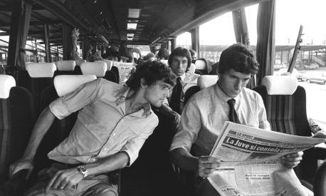 STAGIONE 1981/82. I GIOCATORI DELL'INTER IN PARTENZA PER UNA TRASFERTA CON IL PULLMAN. ALESSANDRO ALTOBELLI LEGGE IL GIORNALE DI GIANCARLO PASINATO. DIETRO DI LORO GIAMPIERO MARINI