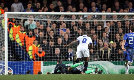 CHAMPIONS LEAGUE OTTAVI RITORNO CHELSEA VS INTER ©Action Images/LaPresse sport calcio 16 03 2010 Stamford Bridge Londra Uefa Champions League 2009 2010  Chelsea v Inter Nella Foto: Gol Eto Only Italy Football - Chelsea v Inter Milan UEFA Champions League Second Round Second Leg - Stamford Bridge, London, England - 16/3/10 Inter Milan's Samuel Eto'o (R) scores their first goal Mandatory Credit: Action Images / Andrew Couldridge Livepic