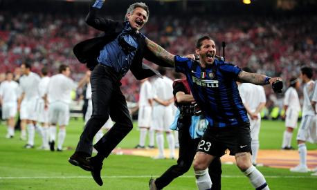 FINALE CHAMPIONS LEAGUE INTER VS BAYERN MONACO 22 05 2010 MADRID, SPAIN - MAY 22: Head coach Jose Mourinho (L) and Marco Materazzi of Inter Milan celebrate their team's victory at the end of the UEFA Champions League Final match between FC Bayern Muenchen and Inter Milan at the Estadio Santiago Bernabeu on May 22, 2010 in Madrid, Spain. (Photo by Shaun Botterill/Getty Images) *** Local Caption *** Jose Mourinho;Marco Materazzi - Inter v Bayern - fotografo: getty images