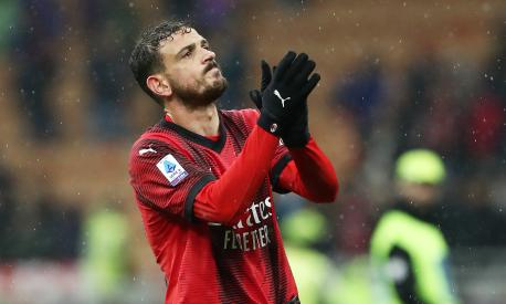 MILAN, ITALY - NOVEMBER 04: Alessandro Florenzi of AC Milan applauds the fans after the team's defeat during the Serie A TIM match between AC Milan and Udinese Calcio at Stadio Giuseppe Meazza on November 04, 2023 in Milan, Italy. (Photo by Marco Luzzani/Getty Images)