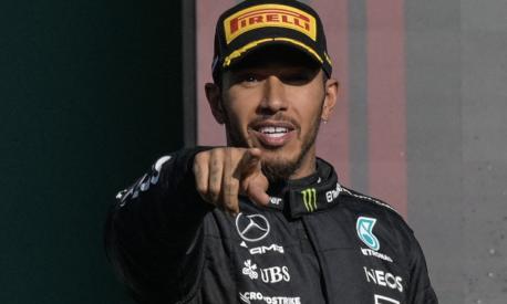 Mercedes' British driver Lewis Hamilton celebrates on the podium after placing second after the Formula One Mexico Grand Prix at the Hermanos Rodriguez racetrack in Mexico City on October 29, 2023. (Photo by Alfredo ESTRELLA / AFP)