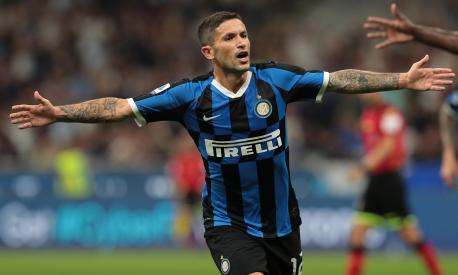 Stefano Sensi esulta per un gol all'Inter nel 2019