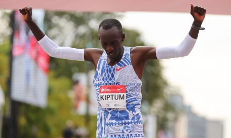 CHICAGO, ILLINOIS - OCTOBER 08: Kelvin Kiptum of Kenya celebrates after winning the 2023 Chicago Marathon professional men's division and setting a world record marathon time of 2:00.35 at Grant Park on October 08, 2023 in Chicago, Illinois.   Michael Reaves/Getty Images/AFP (Photo by Michael Reaves / GETTY IMAGES NORTH AMERICA / Getty Images via AFP)