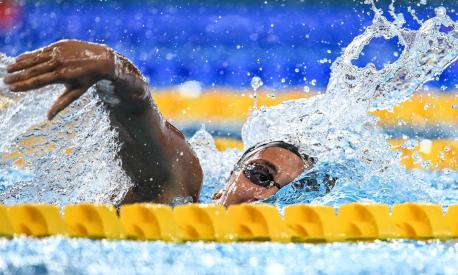 Italy's Simona Quadarella competes in a heat of the women's 1500m freestyle swimming event during the 2024 World Aquatics Championships at Aspire Dome in Doha on February 12, 2024. (Photo by SEBASTIEN BOZON / AFP)