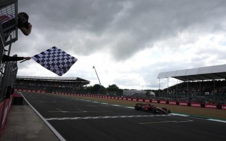 L'arrivo vincente di Carlos Sainz con la Ferrari