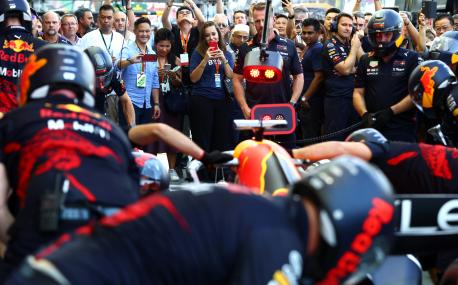 SINGAPORE, SINGAPORE - SEPTEMBER 30: Fans watch as the Red Bull Racing team practice pitstops prior to practice ahead of the F1 Grand Prix of Singapore at Marina Bay Street Circuit on September 30, 2022 in Singapore, Singapore. (Photo by Mark Thompson/Getty Images,)