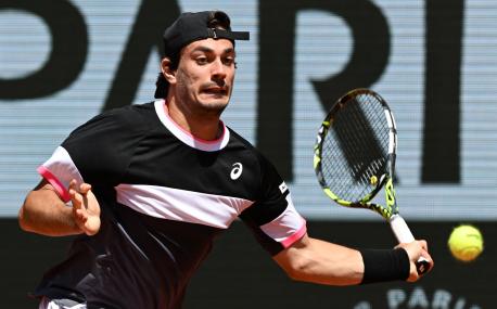 Italy's Giulio Zeppieri plays a forehand return to Norway's Casper Ruud during their men's singles match on day five of the Roland-Garros Open tennis tournament at the Court Philippe-Chatrier in Paris on June 1, 2023. (Photo by Emmanuel DUNAND / AFP)