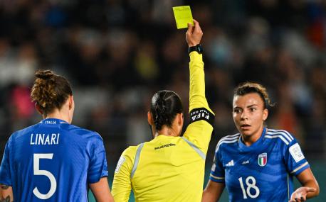 Italy's midfielder #18 Arianna Caruso (R) receive a yellow card from Referee Melissa Borjas of Honduras (C) during the Australia and New Zealand 2023 Women's World Cup Group G football match between Italy and Argentina at Eden Park in Auckland on July 24, 2023. (Photo by Saeed KHAN / AFP)