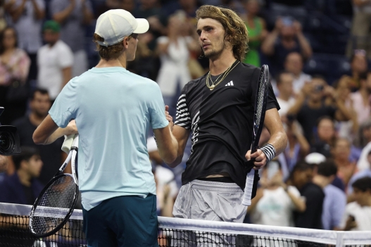 NEW YORK, NEW YORK - SEPTEMBER 04: Alexander Zverev of Germany embraces Jannik Sinner of Italy following their Men's Singles Fourth Round match on Day Eight of the 2023 US Open at the USTA Billie Jean King National Tennis Center on September 04, 2023 in the Flushing neighborhood of the Queens borough of New York City. Al Bello/Getty Images/AFP (Photo by AL BELLO / GETTY IMAGES NORTH AMERICA / Getty Images via AFP)