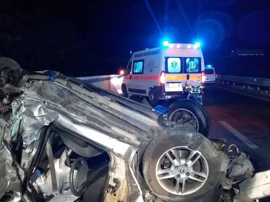 Una donna incinta è morta ed altre tre persone, tra cui un bimbo di 9 anni, sono rimaste ferite in un incidente stradale avvenuto la notte scorsa attorno all'una, sulla statale 16 in direzione sud, all'altezza di Mola di Bari, 27 luglio 2025. ANSA/DONATO FASANO