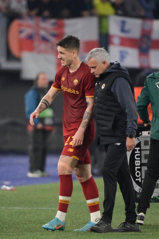  AS Roma player Nicolò Zaniolo and coach Josè Mourinho during the UEFA Conference League Semi Final Leg Two match between AS Roma and Leicester at Stadio Olimpico on May 05, 2022 in Rome, Italy. (Photo by Luciano Rossi/AS Roma via Getty Images)