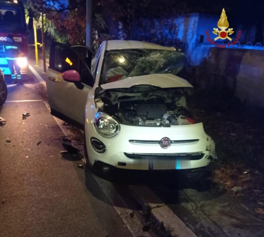 Incidente mortale nella notte in via dei Romagnoli a Ostia, nel quadrante sud di Roma, 22 dicembre 2025. Coinvolti un autobus di linea e un'auto su cui viaggiavano due ragazze. Secondo quanto riferito dai vigili del fuoco, la macchina si e' scontrata frontalmente con il bus. I pompieri hanno estratto dalle lamiere una delle due ragazze, una 26enne che e' stata trasportata in codice rosso in ospedale. Inutili i soccorsi per l'altra giovane di 27 anni.  ANSA/US VIGILI DEL FUOCO +++FOTO DIFFUSA DALL'UFFICIO STAMPA - USARE SOLO PER ILLUSTRARE OGGI LA NOTIZIA INDICATA NEL TITOLO - NON ARCHIVIARE - NON VENDERE - NON USARE PER FINI NON GIORNALISTICI - NPK+++