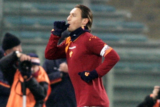 © saya-rosi-ingenito / lapresse 21-12-2005 serie A tim partite: lecce-lazio messina-reggina roma-chievo - © Marco Rosi \ LaPresse
21-11-2005 Roma
sport - calcio
campionato serie A TIM stagione 2005-2006   Roma -  Chievo Verona
Nella foto l'esultanza di Francesco Totti dopo la seconda rete




 - Fotografo: saya-rosi-ingenito