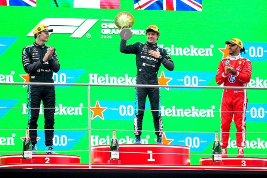 SHANGHAI, XINA - 15 DE MARÇ: El guanyador de la cursa Andrea Kimi Antonelli d'Itàlia i l'equip Mercedes AMG Petronas F1 van quedar en segon lloc George Russell de Gran Bretanya i l'equip Mercedes AMG Petronas F1 i en tercer lloc van col·locar Lewis Hamilton de Gran Bretanya i Scuderia Ferrari al podi durant el Gran Premi de F1 de la Xina al Circuit Internacional de Xangai el 15 de març de 2026 a Xangai, Xina. (Foto de Sona Maleterova/Getty Images)