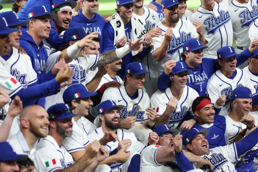 HOUSTON, TEXAS - MARCH 14: Team Italy poses for a team photo after a 8-6 victory at Daikin Park on March 14, 2026 in Houston, Texas. Kenneth Richmond/Getty Images/AFP (Photo by Kenneth Richmond / GETTY IMAGES NORTH AMERICA / Getty Images via AFP)