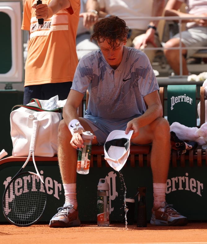 PARÍS, FRANÇA - 28 DE MAIG: L'italià Jannik Sinner es veu desanimat durant una pausa en el joc en el seu partit de segona ronda d'individuals masculins contra l'argentí Juan Manuel Cerundolo durant el cinquè dia de l'Open de França de 2026 a Roland Garros el 28 de maig de 2026 a París, França. (Foto de Matthew Stockman/Getty Images)