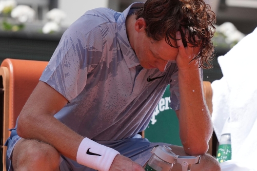 Jannik Sinner of Italy reacts as he cools himself with the water during a break at the second round men's singles tennis match against Juan Manuel Cerundolo of Argentina at the French Open tennis tournament in Paris, Thursday, May 28, 2026, as temperature rises up to 33 C (91 F). (AP Photo/Thibault Camus)      Associate Press/ LaPresse Only Italy and Spain