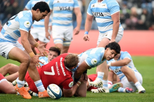 Argentina's centre Matias Moroni (L) and Argentina's fly-half Simon Benitez Cruz fight for the ball with Wales' flanker Jac Morgan during the Rugby Union Nations Championship match between Argentina and Wales at San Juan del Bicentenario stadium in San Juan, Argentina, on July 11, 2026. (Photo by Andres LARROVERE / AFP)