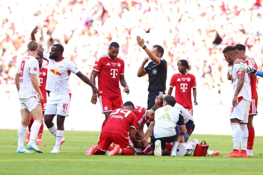 epa13171923 Jamal Musiala of Munich  gets medical treatment during the Telekom Cup between Bayern Munich and RB Leipzig in Munich Germany, 15 August 2026.  EPA/ANNA SZILAGYI CONDITIONS - ATTENTION: The DFB regulations prohibit any use of photographs as image sequences and/or quasi-video.