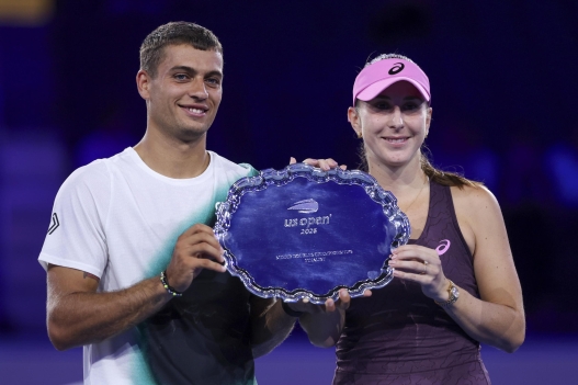 epa13193850 Belinda Bencic (R) of Switzerland and Flavio Cobolli (L) of Italy pose with their second place trophy after the final round of the Mixed Doubles Championship against Jakub Mensik and Karolina Muchova of Czechia at the Arthur Ashe Stadium in the USTA Billie Jean King National Tennis Center in Flushing Meadows, New York, USA, 26 August 2026. EPA/SARAH YENESEL