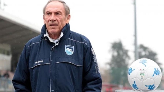 A 75 anni Zdenek Zeman torna per la terza volta sulla panchina del Pescara. Il tecnico giramondo firmerà un contratto fino al prossimo 30 giugno, con rinnovo automatico in caso di promozione in serie B. A Zeman questo giovane Pescara allestito dal ds Delli Carri piace e ritiene ci siano giocatori interessanti e adatti al suo immutabile 4-3-3. La formazione abruzzese, sorpresa di inizio stagione in Lega Pro, si è impantanata ma è ancora terza e può aspirare alla promozione nella serie cadetta. Quella tra l'allenatore boemo e la squadra biancazzurra è una storia particolare. Nelle due precedenti esperienze sulla riva dell'Adriatico una promozione in A nel 2012 e un esonero nel 2018. A proposito di storia, resta indelebile negli occhi di tanti appassionati di calcio il Pescara di Zeman che nel 2012 vinse il torneo di B. In quella squadra c'erano Verratti, Immobile e Insigne. E come ds in quella squadra c'era Daniele Delli Carr i che ha deciso di puntare ancora sul navigato Zeman per un nuovo miracolo