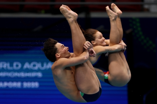 SINGAPORE, SINGAPORE - JULY 30: Matteo Santoro and Chiara Pellacani of Team Italy compete in the Mixed 3m Synchronised Final on day 20 of the Singapore 2025 World Aquatics Championships at OCBC Aquatic Centre on July 30, 2025 in Singapore. (Photo by Sarah Stier/Getty Images)
