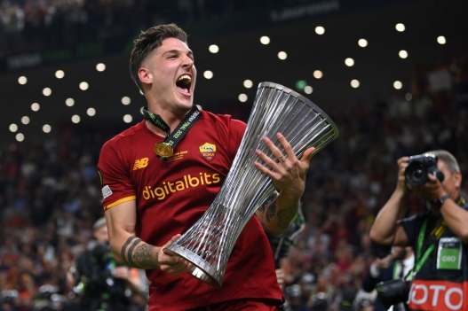  Nicolo Zaniolo of AS Roma celebrates with the UEFA Europa Conference League Trophy after their sides victory during the UEFA Conference League final match between AS Roma and Feyenoord at Arena Kombetare on May 25, 2022 in Tirana, Albania. (Photo by Justin Setterfield/Getty Images)