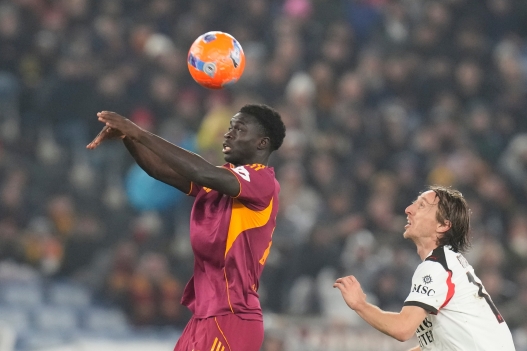 Roma's Robinio Vaz, left, and AC Milan's Luka Modric challenge for the ball during the Serie A soccer match between Roma and AC Milan in Rome, Sunday, Jan. 25, 2026. (AP Photo/Gregorio Borgia)      Associate Press/ LaPresse Only Italy and Spain