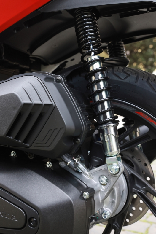 Le molle degli ammortizzatori posteriori sono più rigide, riducendo il rischio che la sospensione arrivi a tampone