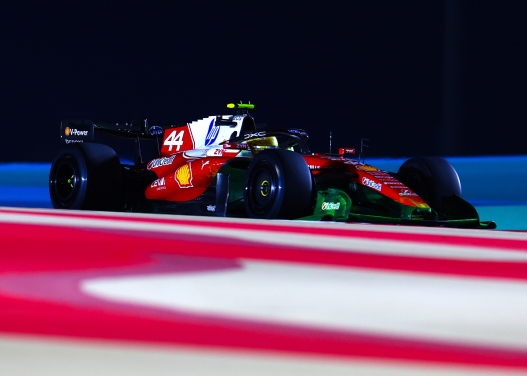 BAHRAIN, BAHRAIN - 18 DE FEBRER: Lewis Hamilton de Gran Bretanya conduint el (44) Scuderia Ferrari SF-26 en pista durant el primer dia de proves de F1 al Circuit Internacional de Bahrain el 18 de febrer de 2026 a Bahrain, Bahrain. (Foto de Joe Portlock/Getty Images)