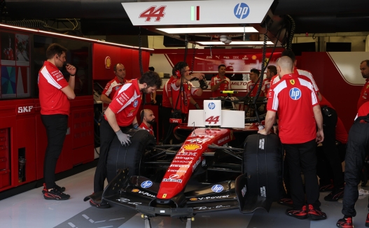 epa12733315 Els mecànics treballen al garatge del pilot britànic de l'Escuderia Ferrari Lewis Hamilton durant les proves de pretemporada de Fórmula 1 al Circuit Internacional de Bahrain a Sakhir, Bahrain, 13 de febrer de 2026. EPA/ALI HAIDER