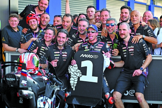 foto IPP/lukasz_swiderek/pressesports
Buriram 01/03/2026
Motociclismo Gran Premio GP della Thailandia 
Classe MotoGP gara 
nella foto marco bezzecchi festeggia la vittoria
 - WARNING AVAILABLE ONLY FOR ITALIAN MARKET editorial use only