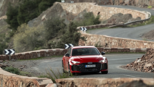 L'Audi RS 5 Avant, nonostante il peso, in curva danza e fa sentire chiunque naturalmente veloce