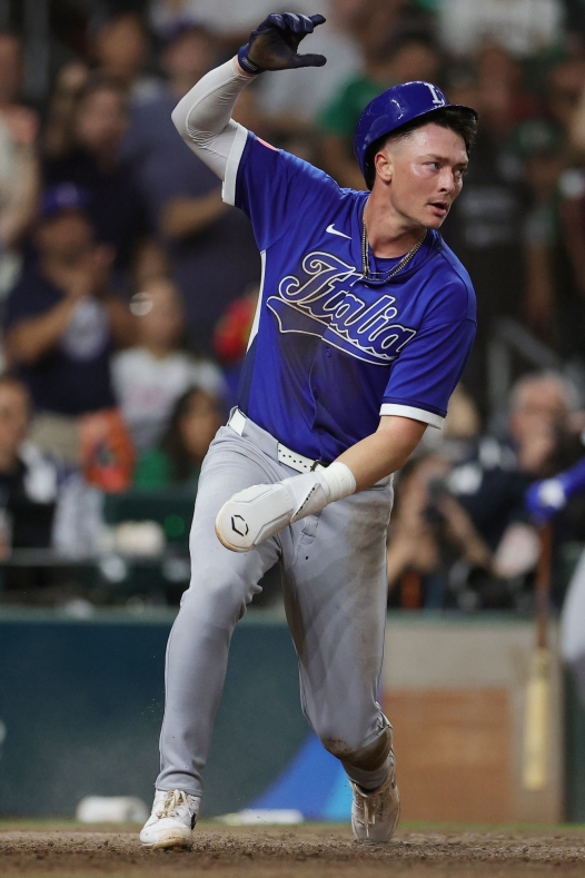  Zach Dezenzo #4 of Team Italy scores in the eighth inning against Team Mexico during the 2026 World Baseball Classic at Daikin Park on March 11, 2026 in Houston, Texas.   Alex Slitz/Getty Images/AFP (Photo by Alex Slitz / GETTY IMAGES NORTH AMERICA / Getty Images via AFP)