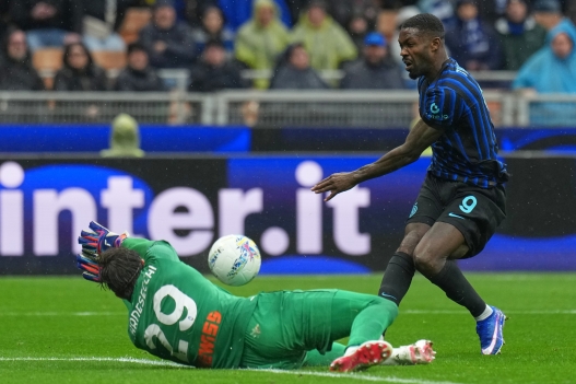 Atalanta's goalkeeper Marco Carnesecchi saves shot by Inter Milan's Marcus Thuram during the Serie A soccer match between Inter Milan and Atalanta in Milan, Italy, Saturday, March 14, 2026. (AP Photo/Antonio Calanni)