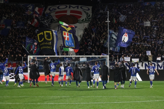 Comoâs under the supportes during the Serie A soccer match between Como and Roma at the Giuseppe Sinigaglia stadium in Como, north Italy - March 15  2026 Sport - Soccer. (Photo by Antonio Saia/LaPresse)