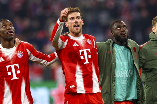 epa12831345 Leon Goretzka of Bayern Munich and teammates celebrate with their supporters after winning the UEFA Champions League Round of 16 2nd leg match between Bayern Munich and Atalanta in Munich, Germany, 18 March 2026.  EPA/ANNA SZILAGYI