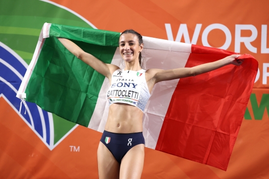 Gold medalist Nadia Battocletti of Team Italy celebrates with her national flag after the Women's 3000 Metres Final during day two of the World Athletics Indoor Championships Kujawy Pomorze 2026 at Kujawsko-Pomorska Arena on March 21, 2026 in Torun, Poland. (Photo by Dan Mullan/Getty Images)